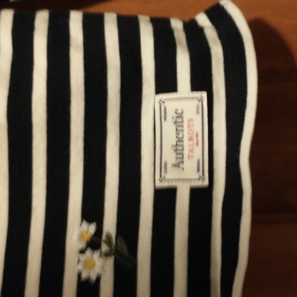 J. Crew woman's size SP cotton authentic top with embroidered daisies - Picture 4 of 10